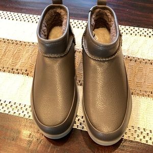 Super cute short UGG ankle boots grey purple color.